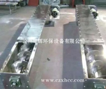 本公司自行設(shè)計(jì)的各種規(guī)格不銹鋼螺旋輸送機(jī)，其整體剛性好、運(yùn)轉(zhuǎn)平穩(wěn)、易對(duì)中、密封可靠，不銹鋼有軸螺旋機(jī)的螺旋軸一般采用兩端部滾動(dòng)軸承支承（滾動(dòng)軸承采用國(guó)內(nèi)外的優(yōu)質(zhì)產(chǎn)